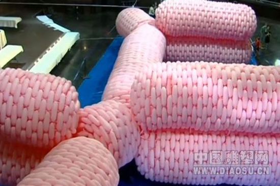 牛！男子用近9000只气球打造巨型腊肠犬雕塑
