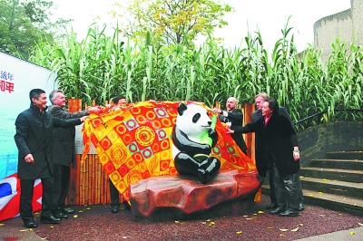 二战功勋熊猫雕塑落户伦敦